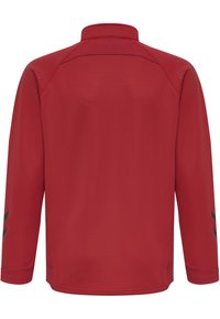 Rotes Langarmshirt mit hohem Kragen, strukturiertem Stoff und kontrastierenden marineblauen Streifen an den Ärmeln. Verfügt über Belüftungsdetails an den Schultern.