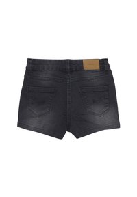 Svarte denimshorts med tettsittende snitt, med et lærmerke på linningen og to baklommer med subtile sømdetaljer.