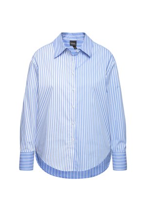 Camisa de botón de manga larga con rayas verticales blancas y azul claro y un dobladillo curvado, que cuenta con un cuello clásico y puños abotonados.