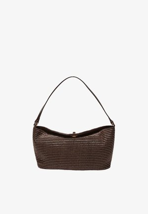 Sac à bandoulière en cuir tressé de couleur brun foncé avec une seule bandoulière et une fermeture à boucle simple.