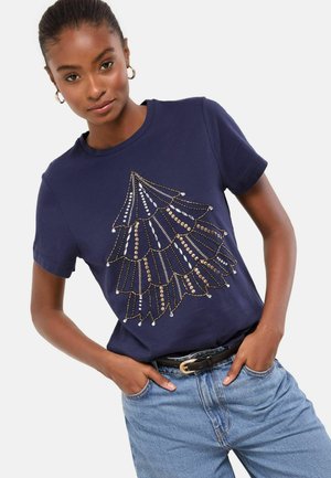 Námornícky modré tričko s dizajnom stromu zlatých a bielych flitrov na prednej strane. Krátke rukávy, okrúhly výstrih, vyrobené z jemnej bavlny.