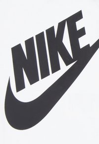 Design cu logo-ul Nike negru pe un fundal alb, cu literă îndrăzneață și un grafic swoosh proeminent. Textură netedă.