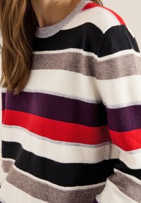 Gestreifter Strickpullover in verschiedenen Farben: Rot, Schwarz, Weiß, Grau und Lila. Glatte Textur und runder Halsausschnitt. Horizontale Streifen.