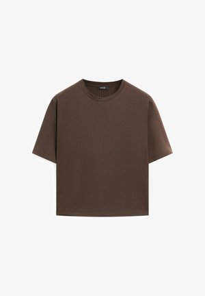 Braunes Baumwoll-T-Shirt, kurze Ärmel, runder Halsausschnitt, lockere Passform, glatte Textur, minimalistisches Design, keine sichtbaren Muster oder Akzente.