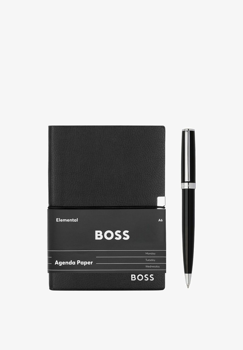 Agenda A6 en cuir noir avec un stylo noir, marqué "BOSS", entouré d'une bande noire étiquetée "Elemental Agenda Paper".