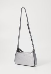 Metalen zilveren handtas met een gestructureerd ontwerp, voorzien van een textuur oppervlak, verstelbare schouderband en kettingaccentdetails.