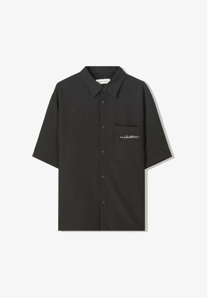 Kurzärmliges schwarzes Hemd aus glattem Stoff, mit einer durchgehenden Knopfleiste und einer Brusttasche auf der linken Seite mit besticktem Text.