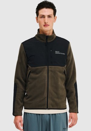 Fleecejakke med en sort overdel og olivengrøn underdel, med lynlås foran, sidelommer og HALO logo detalje.