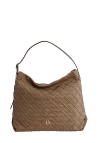 Bolso de mano marrón acolchado con una textura suave, parte superior curva y una única asa. Cuenta con un logo metálico en la parte frontal y un cierre de cremallera en el lateral.