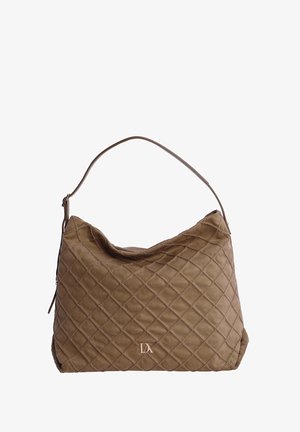 Bolso de mano marrón acolchado con una textura suave, parte superior curva y una única asa. Cuenta con un logo metálico en la parte frontal y un cierre de cremallera en el lateral.