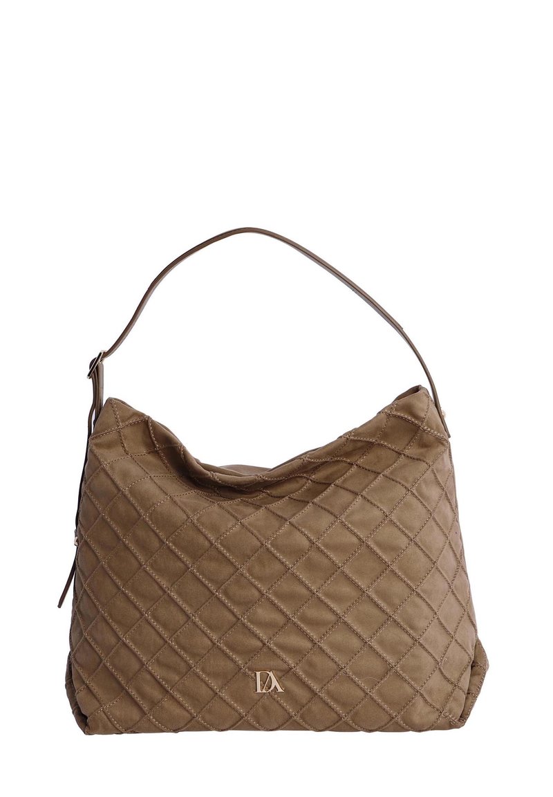 Bolso de mano marrón acolchado con una textura suave, parte superior curva y una única asa. Cuenta con un logo metálico en la parte frontal y un cierre de cremallera en el lateral.