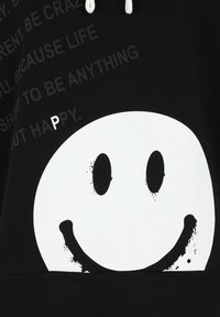 Schwarzer Hoodie mit einem großen weißen Smiley-Gesicht als Grafik. Um die Grafik herum befindet sich subtiler grauer Text mit motivierenden Sprüchen.