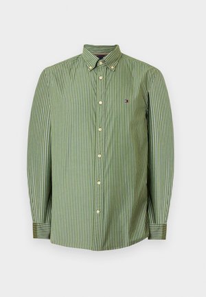 Grønn og hvit stripete skjorte med krage, med lange ermer og en liten brodert logo på venstre bryst.