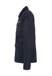 Marineblaue Jacke mit Stehkragen, Frontreißverschluss und mehreren Taschen. Hergestellt aus glattem Stoff mit einem klaren, maßgeschneiderten Schnitt.