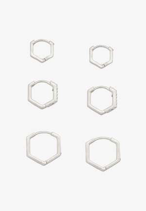 Set di sei orecchini a cerchio esagonali in argento, di dimensioni e spessori variabili, con finitura lucida e chiusure visibili.