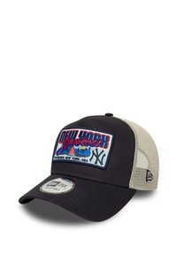 Sort baseball cap med mesh bag. Har en farverig broderet "New York Yankees" patch foran. Justerbar snapback lukning.