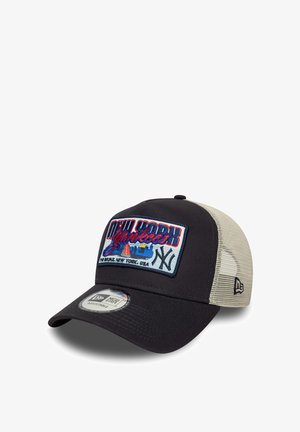 Gorra de béisbol negra con parte trasera de malla. Presenta un colorido parche bordado de "New York Yankees" en el frente. Cierre ajustable de presión.