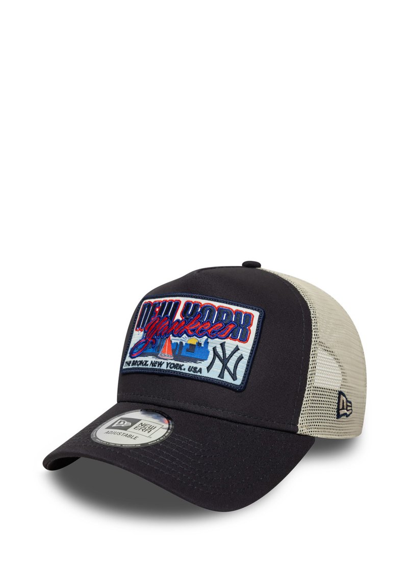Sort baseball cap med mesh bag. Har en farverig broderet "New York Yankees" patch foran. Justerbar snapback lukning.
