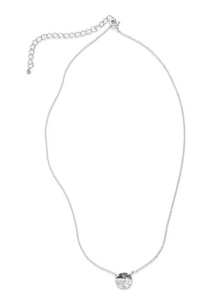 Nežen srebrn verižni nakit z majhnim okroglim obeskom iz kovane srebrnine in nastavljivim zaponkom na belem ozadju.