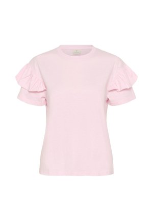 Világos rózsaszín rövid ujjú ing kerek nyakkivágással és fodros ujjrészletekkel, egyszínű háttéren.