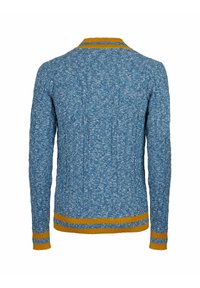 Blauer, gestrickter Pullover mit strukturiertem Design, gelbgestreiften Akzenten am Kragen und Saum, langen Ärmeln und einer lockeren Passform.