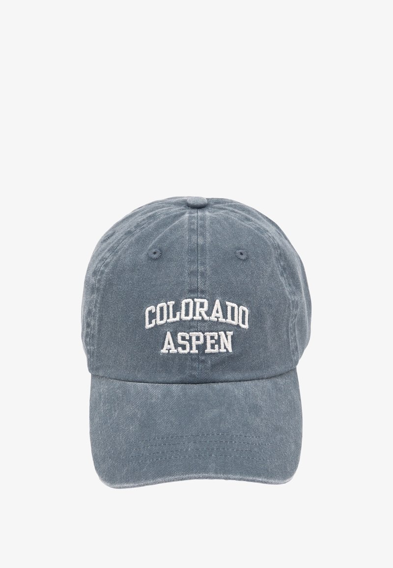 Harmaa puuvillainen baseball-lippalakki, jossa on valkoisella brodeerattu teksti "COLORADO ASPEN" edessä. Varustettu kaarevalla lippaalla ja säädettävällä hihnalla takana.