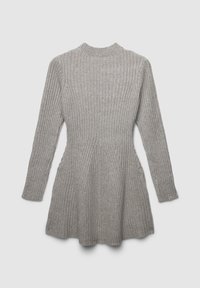 Abito in maglia a costine grigio con maniche lunghe, colletto alto, vita aderente e gonna svasata. La texture presenta righe verticali su tutta la superficie.