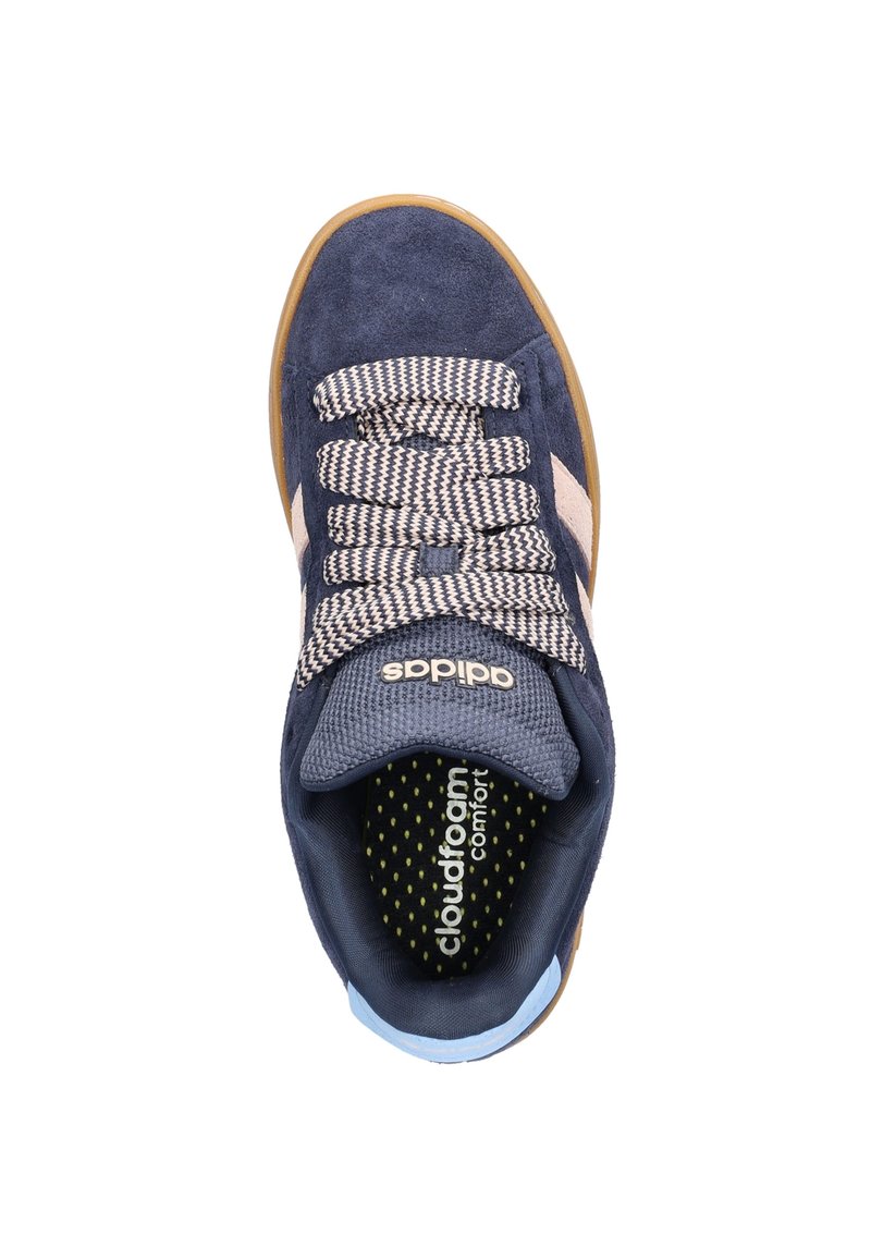 Baskets en daim bleu marine avec une languette texturée et des lacets rayés, dotées d'une semelle intérieure rembourrée à pois jaunes et d'une semelle en caoutchouc gomme.