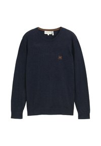 Granatowy sweter z długim rękawem o dzianinowej strukturze, z okrągłym dekoltem oraz małym pomarańczowym kwadratowym logo na klatce piersiowej. Prosty design, bez wzorów.