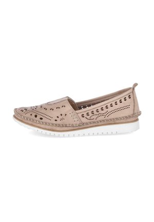 Zapato beige sin cordones con suela blanca, perforaciones decorativas, detalles cosidos y una lengüeta en la parte trasera para facilitar su uso.
