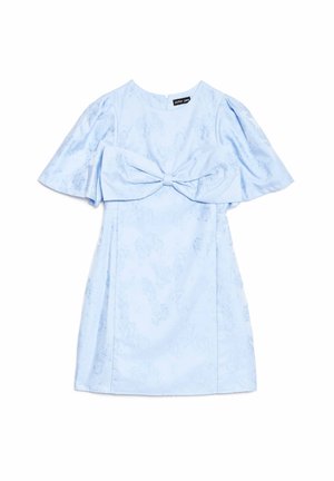 Svetloplava haljina kratkih rukava sa suptilnim cvjetnim uzorkom i velikom tkanom mašnom preko prsa, uskim strukom i okruglim izrezom.