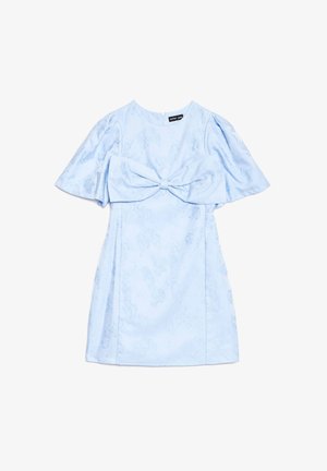 Svetloplava haljina kratkih rukava sa suptilnim cvjetnim uzorkom i velikom tkanom mašnom preko prsa, uskim strukom i okruglim izrezom.