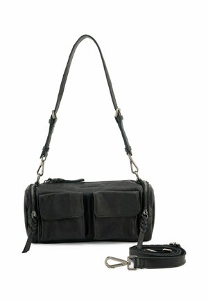 Zwarte leren tas met twee voorzakken, ritssluiting en verstelbare schouderband. Voorzien van zilverkleurige hardware en een zachte textuur.
