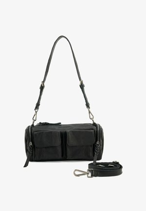 Schwarze Lederhandtasche mit zwei Vordertaschen, Reißverschluss und verstellbarem Tragegurt. Ausgestattet mit silbernem Beschlag und weicher Textur.