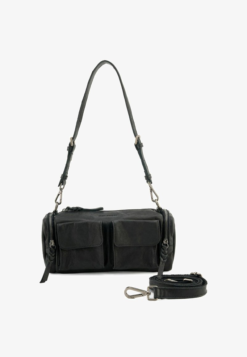 Borsa in pelle nera con due tasche frontali, chiusura zip e tracolla regolabile. Caratterizzata da un hardware color argento e una texture morbida.