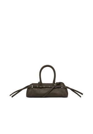 Kleine dunkelbraune Lederhandtasche mit zwei kurzen Griffen, einem langen Riemen und Reißverschlüssen auf schlichtem weißen Hintergrund.
