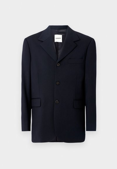 Granatowy żakiet wykonany z gładkiego materiału, z wykładanym kołnierzem, z przodem na trzy guziki i kieszeniami bocznymi. Minimalistyczny design z finezyjnym przeszyciem.