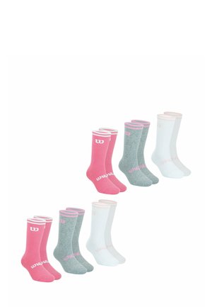 Ensemble de six chaussettes montantes : deux roses, deux grises et deux blanches. Chacune comporte des rayures contrastantes au niveau du bord et le logo Wilson.