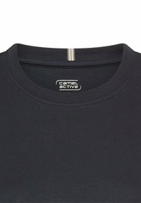 Marineblauwe katoenen t-shirt met ronde hals en minimale branding. Kenmerkt zich door een gestreepte detail aan de achterkant van de hals en een soepele textuur.