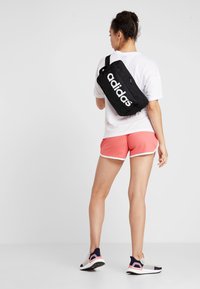 adidas Performance ESSENTIALS LINEAR SPORT CROSS BODY BAG - Umhängetasche - black/white