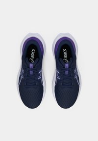 Marineblå løpesko i mesh med lilla detaljer, som har snøring, polstret krage og kontrasterende hvit yttersåle.