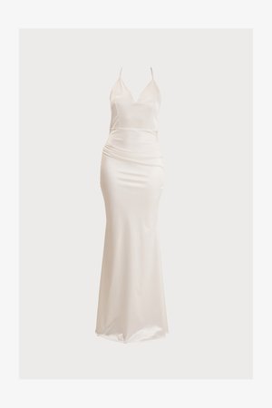Robe de soirée blanche en satin avec une silhouette ajustée, décolleté en V, fines bretelles et détail froncé à la taille, tombant jusqu'au sol.