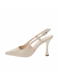Beżowe czółenka typu slingback z ostro zakończonym noskiem, wykonane z gładkiej skóry, z cienkim paskiem wokół kostki, regulowanym zapięciem i smukłym obcasem.