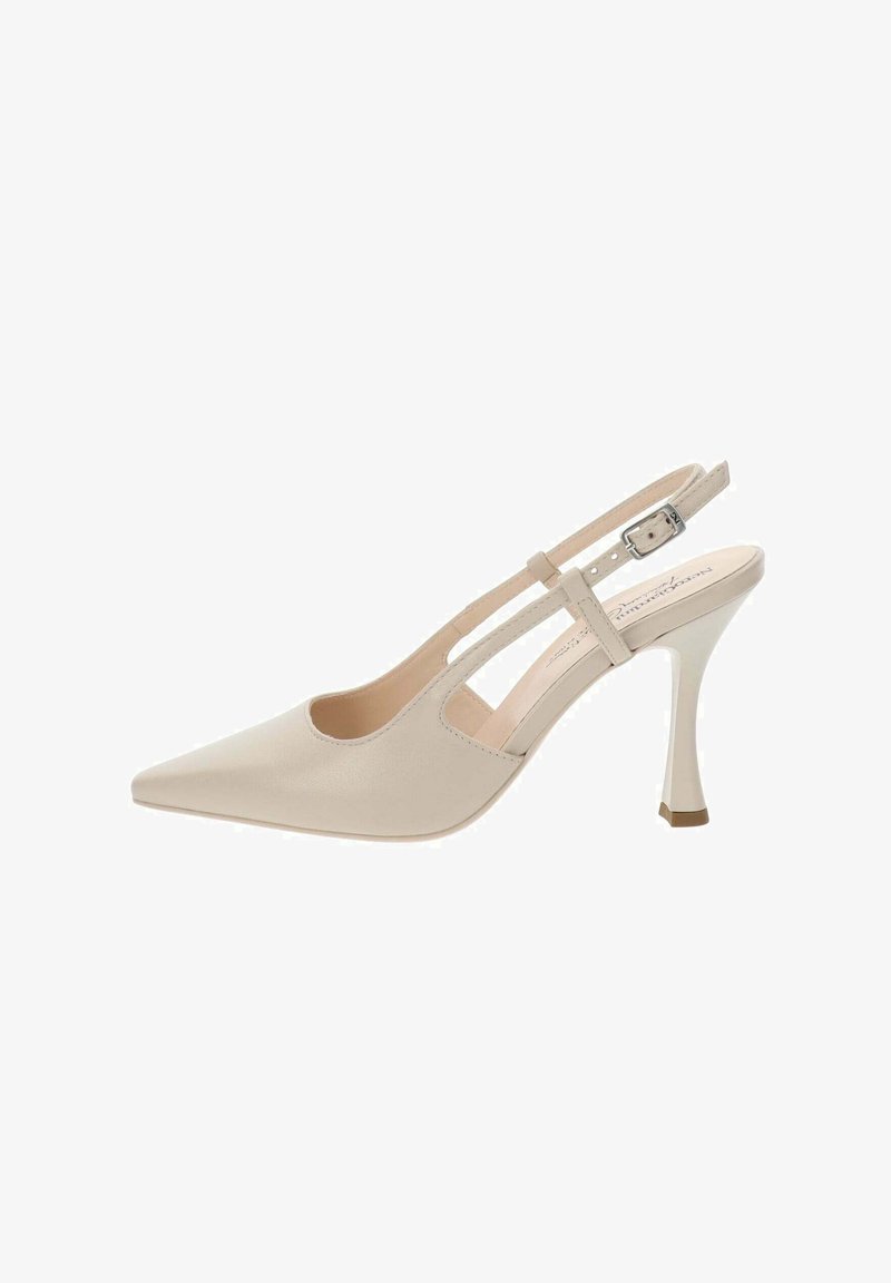 Beżowe czółenka typu slingback z ostro zakończonym noskiem, wykonane z gładkiej skóry, z cienkim paskiem wokół kostki, regulowanym zapięciem i smukłym obcasem.