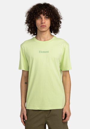 Lys grøn t-shirt i bomuld med rund hals og korte ærmer; har "Element" trykt i en mørkere grøn farve på forsiden.