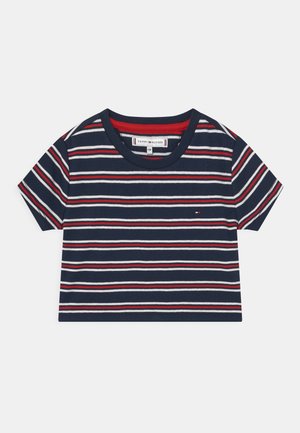 Stribet kortærmet t-shirt i marineblå, rød og hvid. Har en ribbet halsudskæring og et lille logo på venstre bryst. Fremstillet af bomuldsmateriale.