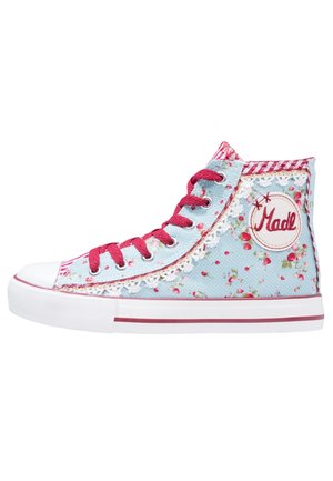 Baskets montantes en tissu floral bleu clair, lacets rouges, semelle en caoutchouc blanche et écusson "Made" sur le côté.