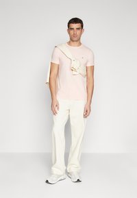 Tommy Hilfiger STRETCH SLIM FIT TEE - Osnovna majica kratkih rukava - pink crystal