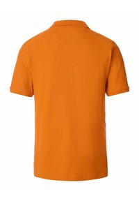 Pomarańczowa koszulka polo z klasycznym kołnierzykiem, krótkimi rękawami i gładką bawełnianą fakturą. Z tyłu widać czysty design bez wzorów.