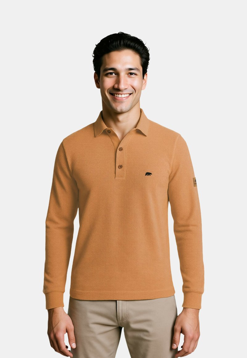 Langärmliges Polohemd in camel Farbe, mit strukturiertem Stoff, Knopfleiste mit drei Knöpfen und schwarzem Bärenlogo auf der Brust.